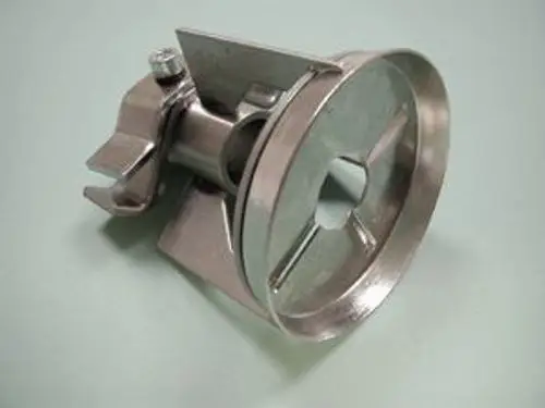 Metallisches Bauteil mit runder, schüsselförmiger Struktur und seitlichem Anschlussteil, hergestellt von Remeha, möglicherweise für Heizungsanwendungen geeignet.